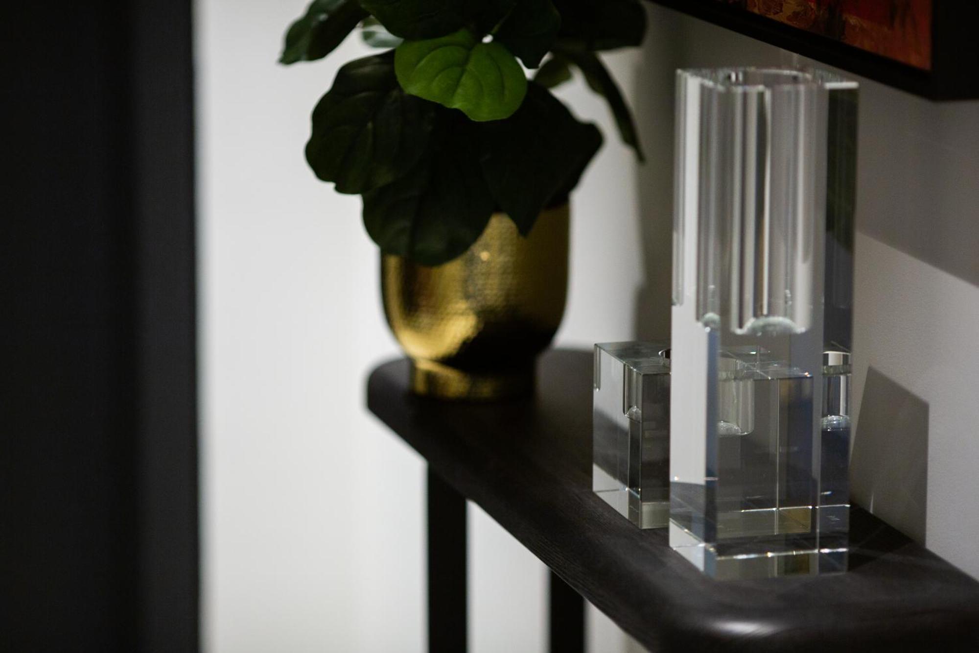 One Global Resorts Green Square Sydney Kültér fotó A vase and candle holder